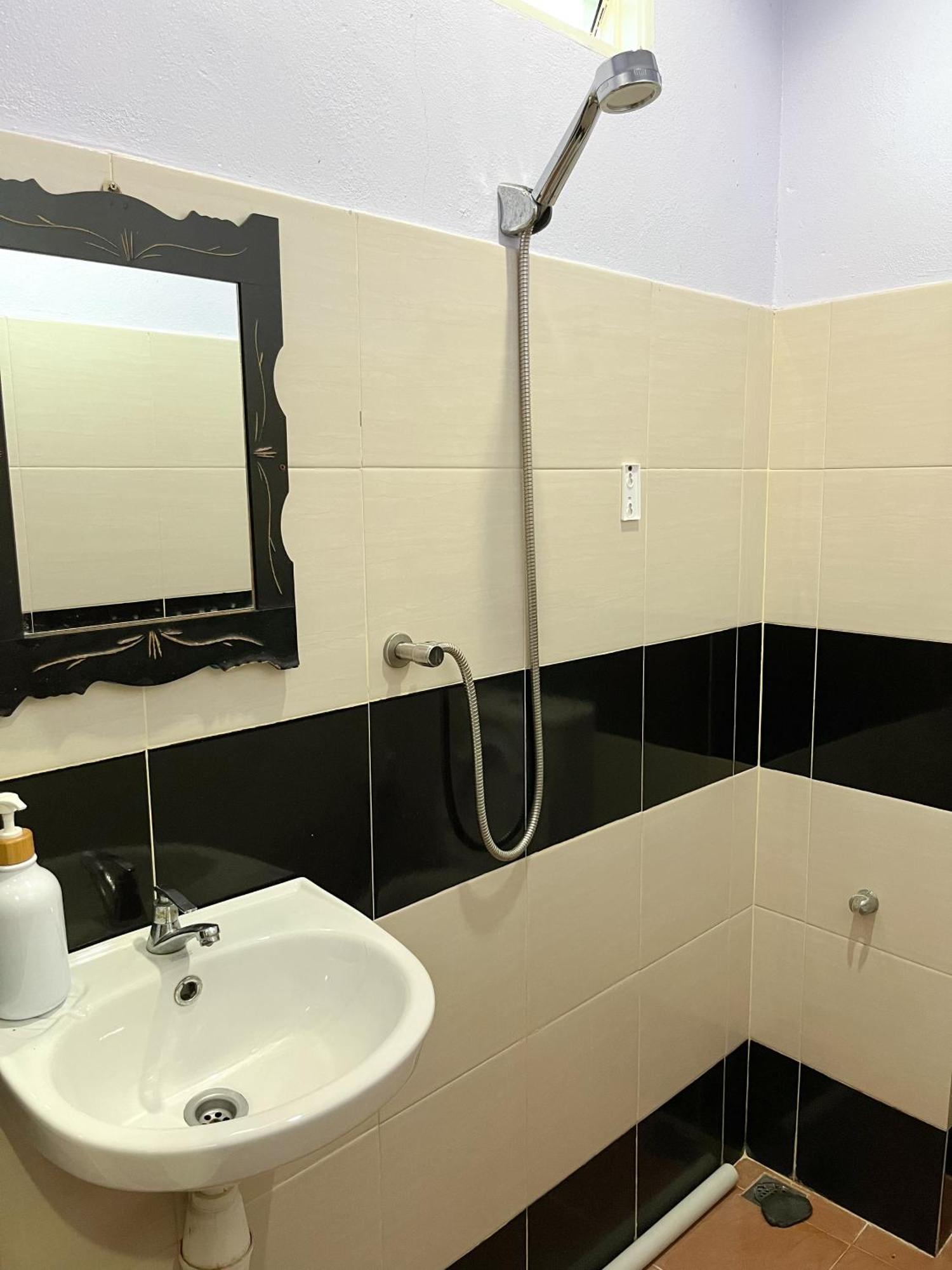 Rayyan'S Roomstay Pantai Kok Exteriör bild
